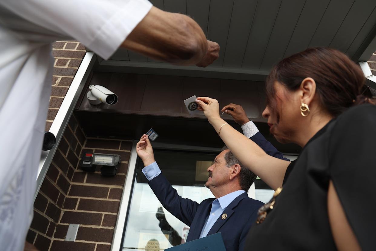 Illinois Democrats Blocked From ICE Facility During Oversight Visit