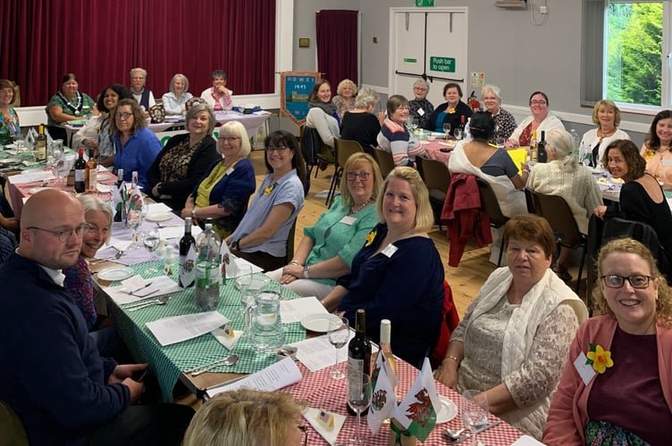 Illinois Women Receive Warm Welcome at UK Women’s Institute Gathering
