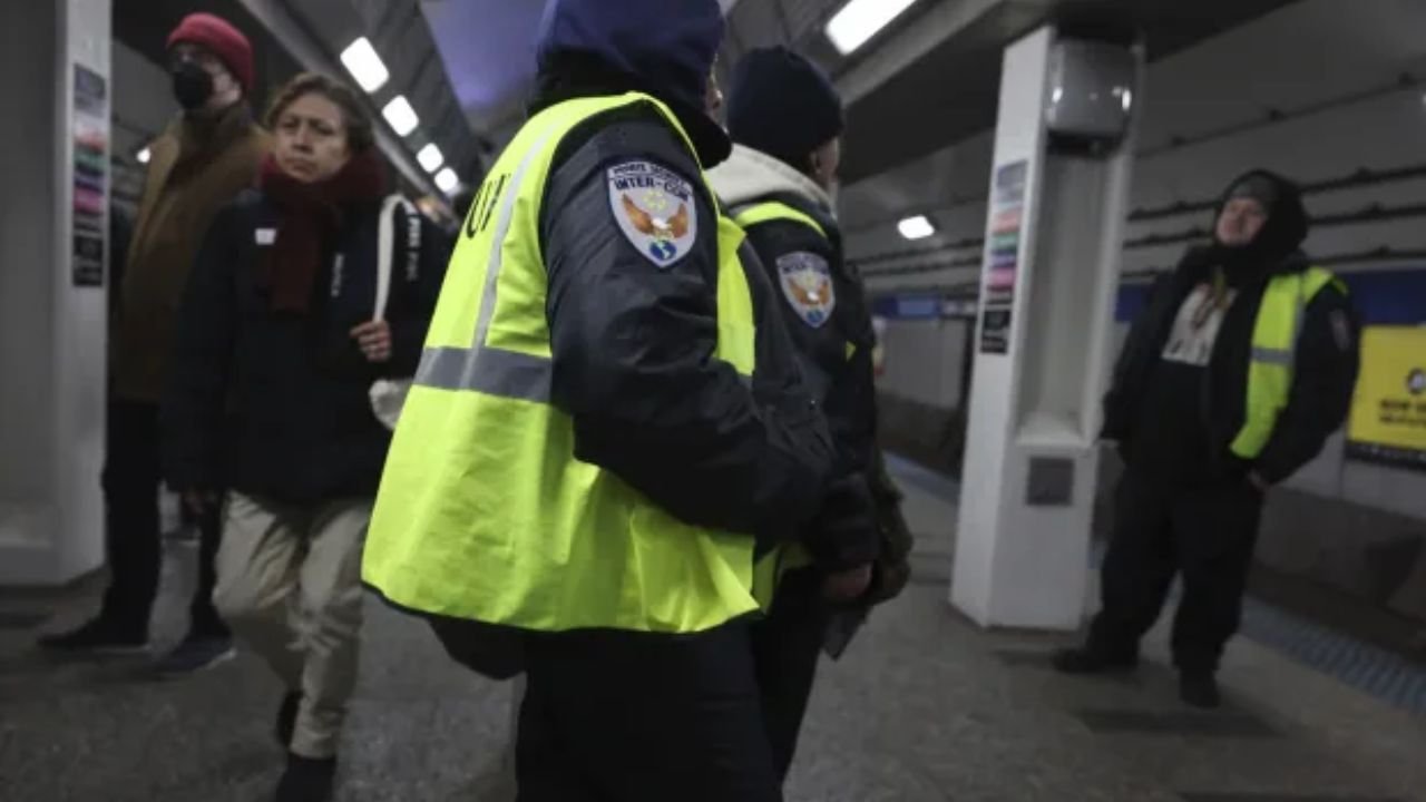 Alderman Pushes Crackdown on Smoking Across CTA Trains and Platforms