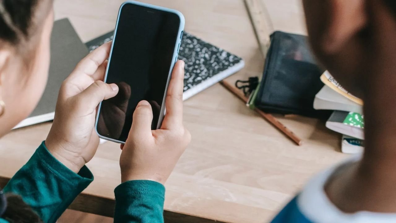 Illinois Lawmakers Fail To Pass School Cellphone Ban, But Debate Isn’t Over