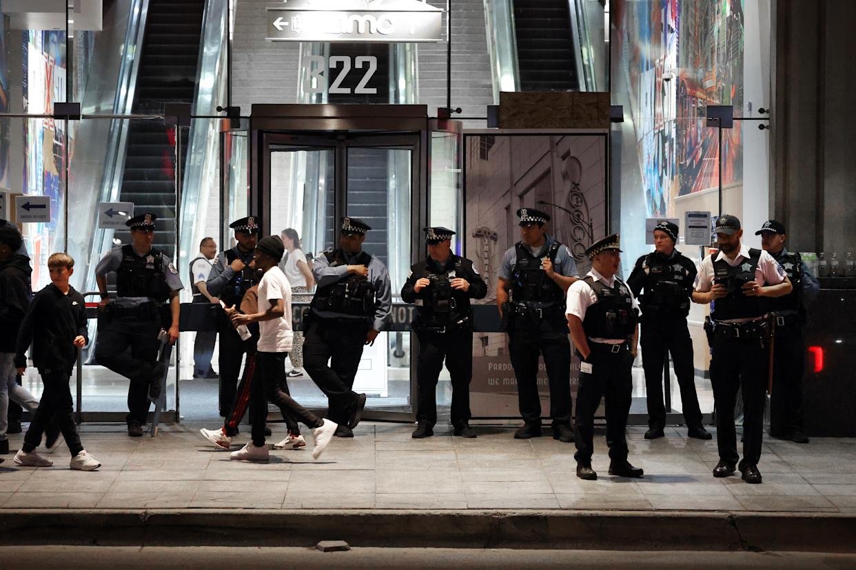 Chicago Mayor Expected to Veto Teen Curfew Ordinance, Raising Safety Concerns Downtown