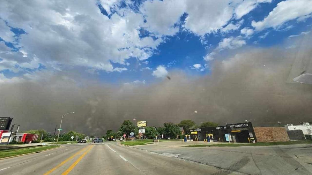 High Wind Gusts Up to 60 MPH Expected Across Illinois: State Officials Urge Safety Precautions
