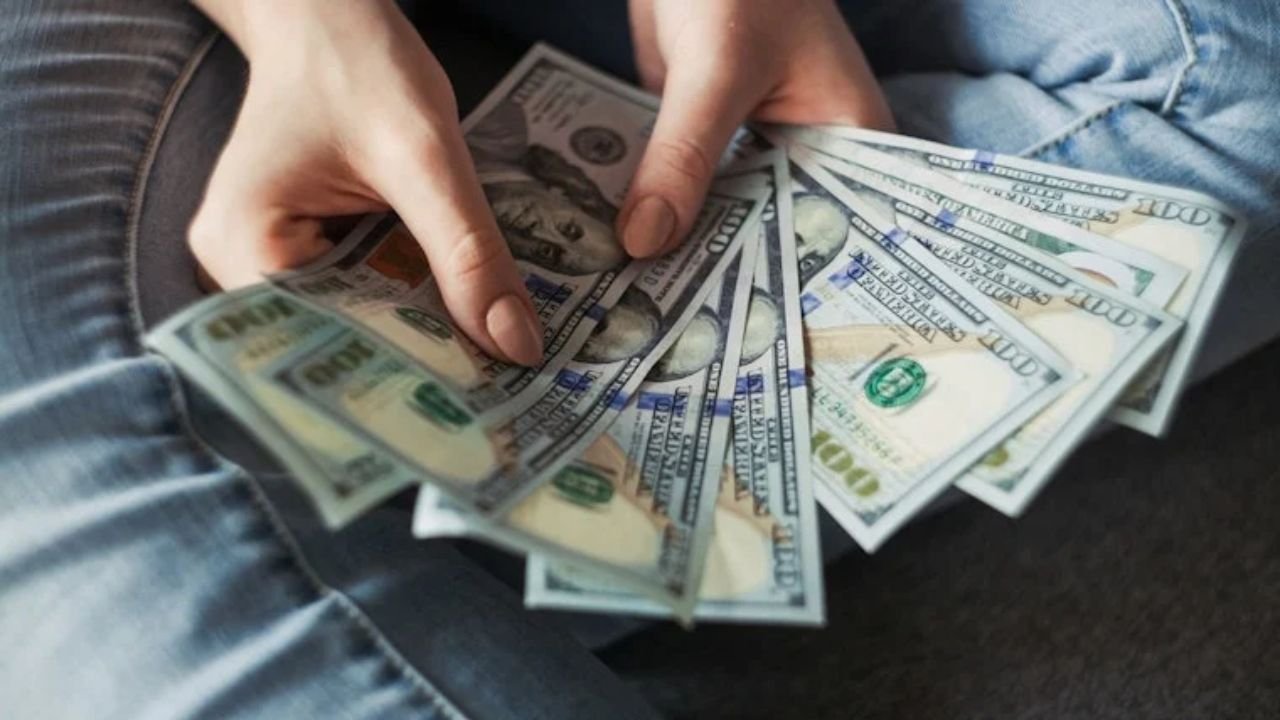 New Illinois Laws Take Effect Minimum Wage Increase, Tobacco Tax Spike, Hotel Plastic Ban