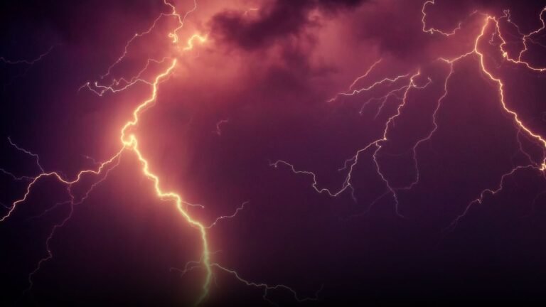 Milwaukee Weather Alert: Thunderstorms Expected Through Tuesday Night, Disrupting Roads and Events