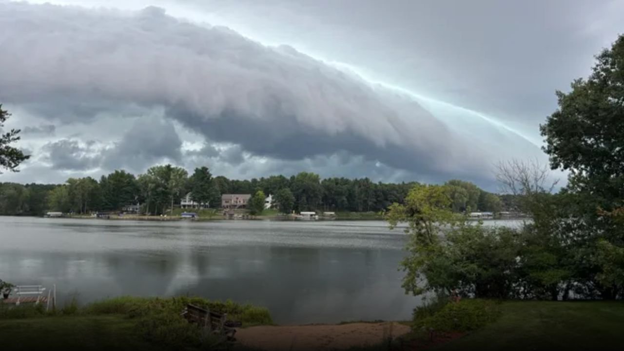 Southwest Wisconsin Weather Alert: Gusty Winds and Heavy Downpours Possible Through Tonight